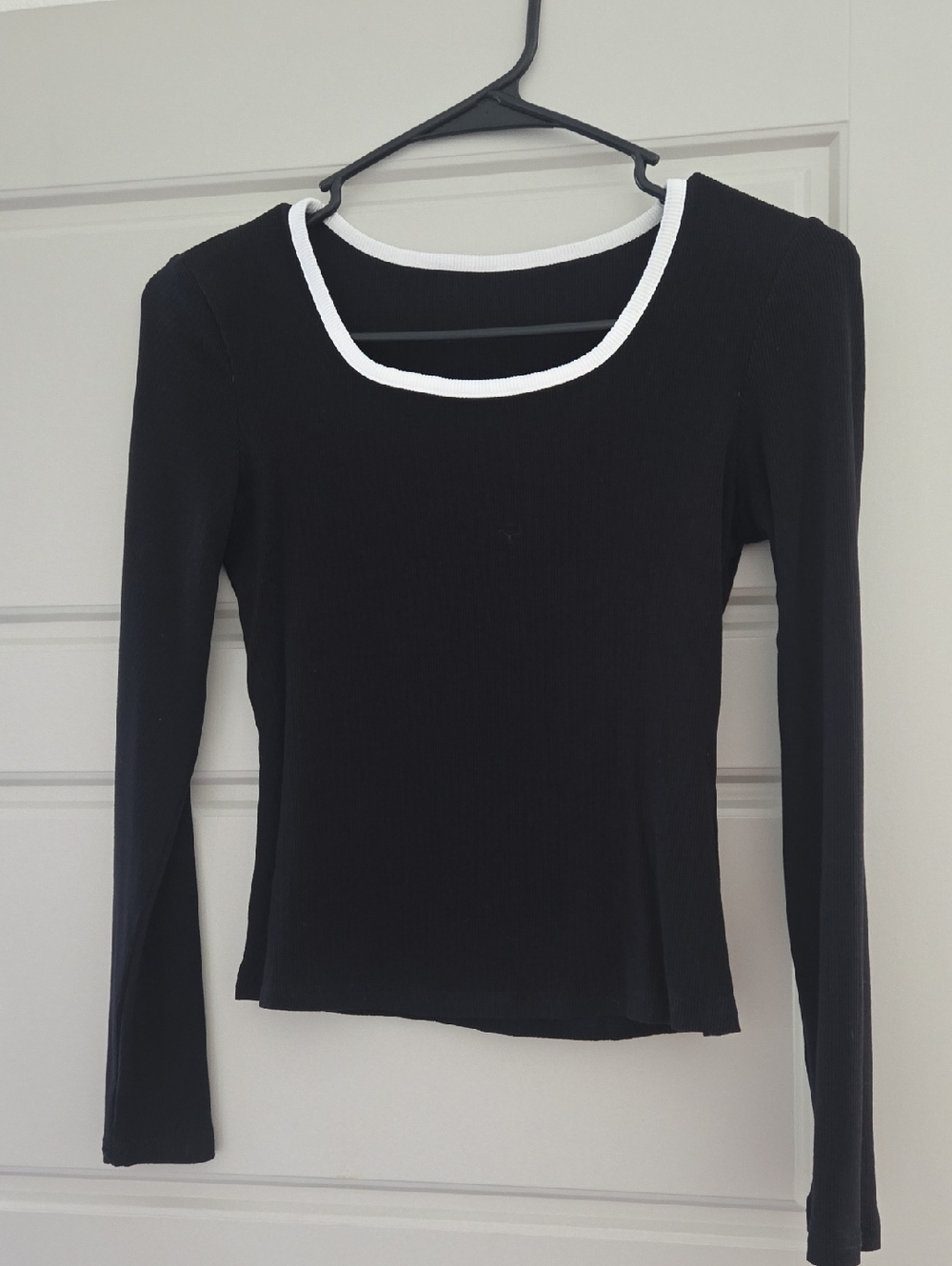 Commense Black Ribbed Long-Sleeve Top with White Square Neck